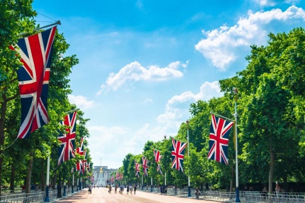BUCKINGHAM PALACE + AFTERNOON TEA AT THE WELLINGTON HOTEL header image